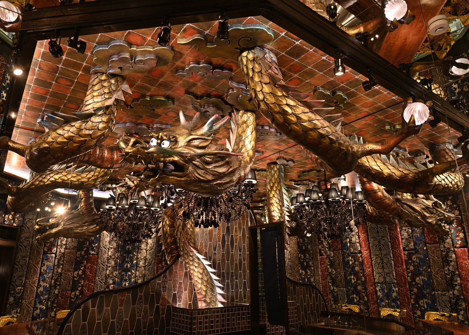 うな蔵 神龍の店内 - 龍が舞う豪華絢爛な非日常空間。完全個室・カウンター席・テーブル席を備えた関内・馬車道の鰻割烹